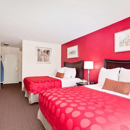 Ramada By Wyndham Fishkill Hotel Eksteriør billede