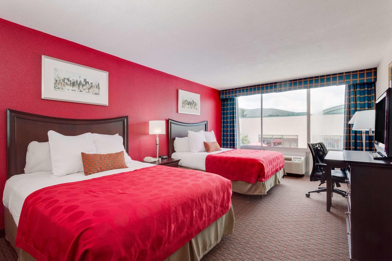 Ramada By Wyndham Fishkill Hotel Eksteriør billede